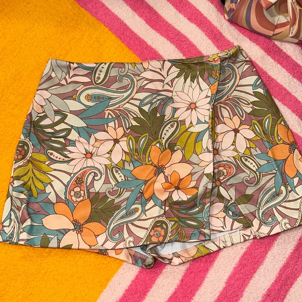 Altar’d State Retro Style Floral Skort Size Small